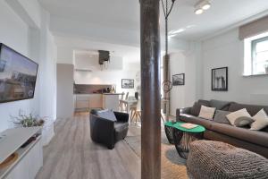 a living room with a couch and a table at Ohlerich Speicher App_ 03 in Wismar