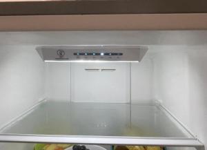 a kitchen with a stove top oven in a room at Oeiras Central, near Beach & Public Transport in Oeiras