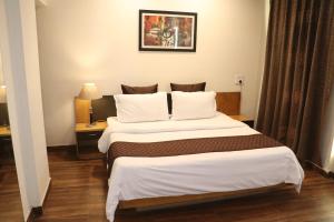 a bedroom with two beds in a hotel room at Hotel centrum in Roorkee