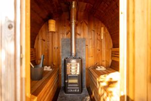 a woodburning stove in a small room in a cabin at 't Boshuisje in Poperinge