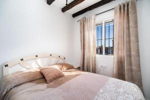 a bedroom with a bed and a window at VillaHaba BarrosaHome in Novo Sancti Petri +26 photos