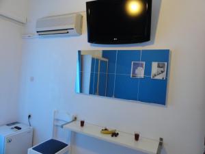 TV a/nebo společenská místnost v ubytování Botsis Guest House