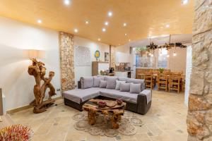 a living room with a couch and a table at SOLE e LUNA - JACUZZI e RELAX in Neviano