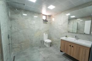 ein Badezimmer mit Dusche, Toilette und Waschbecken in der Unterkunft Sever Suites Hotel in Antalya + 49 Fotos