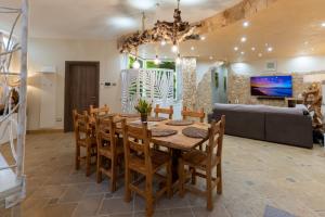 a dining room with a table and a couch at SOLE e LUNA - JACUZZI e RELAX in Neviano