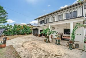 an exterior view of a house with a courtyard at Ruum1 Sugars Houz in Johor Bahru