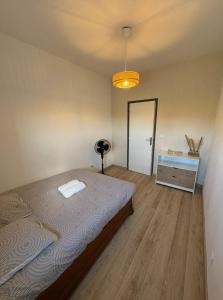 a bedroom with a bed and a room with a door at Maison Pro Le Blanc - 3 chambres plus un canapé lit in Le Blanc
