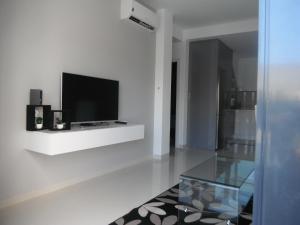 Una televisión o centro de entretenimiento en Apartment Playa Elisa MP005