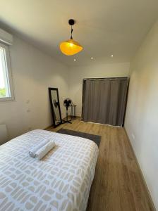 a bedroom with a white bed and a window at Maison Pro Le Blanc - 3 chambres plus un canapé lit in Le Blanc +32 photos