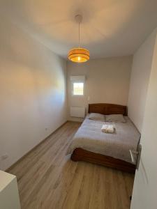 a bedroom with a bed and a light at Maison Pro Le Blanc - 3 chambres plus un canapé lit in Le Blanc