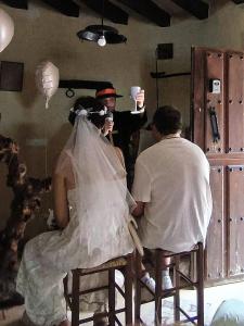 a man taking a picture of a woman getting her hair at Arribes del Duero casa rural Balneario, hotel rural Bermellar y Camino de Hierro in Bermellar
