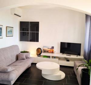 a living room with a couch and a tv at Manda Gradac in Gradac