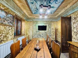 a dining room with a wooden table and chairs at Veradarc Hotel & Restaurant in Noratus