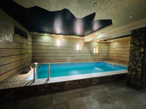 a large swimming pool in a room with at Veradarc Hotel & Restaurant in Noratus