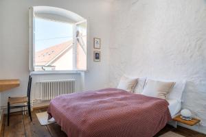 a bedroom with a bed and a window at Auberge du Mouton in Porrentruy