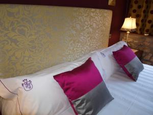 a bedroom with a bed with two pillows on it at Posada El Salin in Muñorrodero