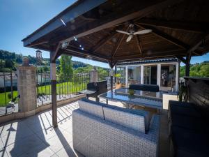 an outdoor patio with benches and a roof at 280m2 Luxus Loft Atrium-X 60m2 Terrasse in Rorbas