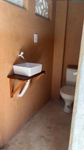 a bathroom with a sink and a toilet at Casa Socó Guriu in Guriú