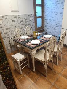 ein Esstisch und Stühle mit einer Tisch- und Stuhlplatte in der Unterkunft Trisquel 2 in Laroá + 22 Fotos