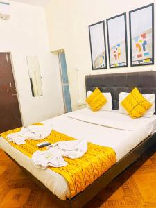 a bedroom with a bed with towels on it at Baga Beach Way in Baga