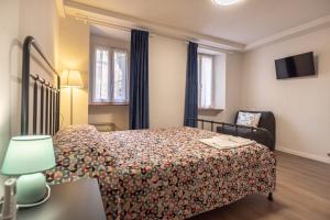 a hotel room with a bed and a chair at Al Cantuccio Affittacamere in Assisi