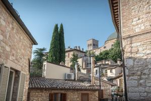 a view from an alley between two buildings at Al Cantuccio Affittacamere in Assisi