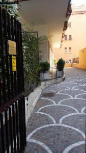 ローマにあるVatican Rome Suitesの塀の横にある煉瓦造りの歩道