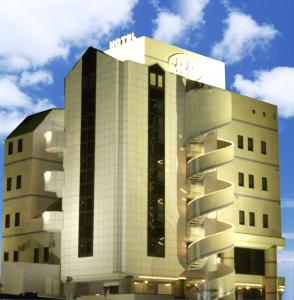 四日市市にあるホテル RR (ルル) (大人専用)の白い大きな石造建築