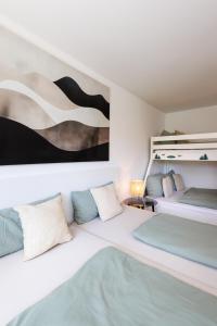 a bedroom with two beds and a painting on the wall at Ferienwohnung Fuchsfelsen, perfekt für Familien mit Kindern in Häusern