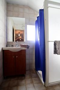 a bathroom with a sink and a mirror at Hosting Orchard in Beit Hillel