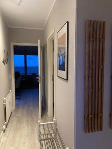 a room with a hallway with a mirror on the wall at Ferienwohnung Sundkieker Fehmarn in Fehmarn