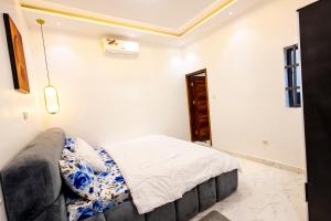 a bedroom with a bed in a room at Luz RÉSIDENCE in Abomey-Calavi