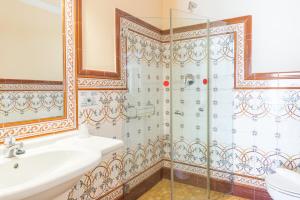 
A bathroom at Hotel Noucentista
