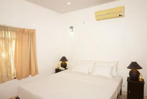 Tempat tidur dalam kamar di Liana Private Villa near Tangalle Beach