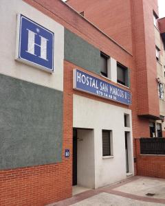 una señal de hospital al lado de un edificio en Hostal San Marcos II en Guadalajara