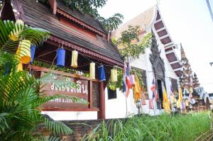 清迈清迈旅馆的一面有旗帜的建筑