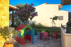 スカラ・ポタミアスにあるΕsperides Goldenの裏庭(遊び場、テーブル、椅子付)