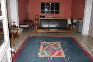 uma sala de estar com um sofá e uma televisão em Bauhaus Motel em Bsharri