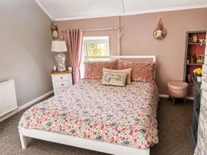 a bedroom with a bed with a floral bedspread at Daffodil Lodge in Sligo