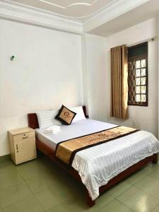 a bedroom with a large bed in a room at HoTeL Long Phụng 1 Quận Bình Tân in Ho Chi Minh City