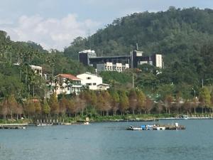 un gruppo di barche su un lago con una città di Great Nature Villa a Jiji