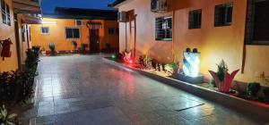 an empty courtyard of a building at night at Hôtel Cauris d'Or de Bouaké in Bouaké