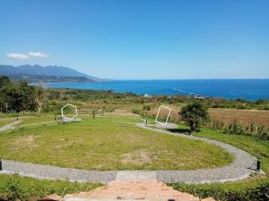 a park with a view of the ocean at Taitung Sansiantai B&B in Chenggong