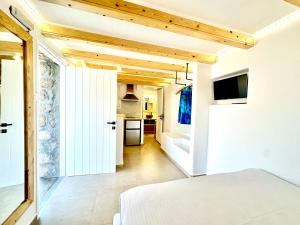 a room with a bed and a kitchen at Sul Mare Suite in Agia Kiriaki Beach