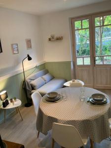a living room with a table and a couch at Gîte de Lafeuillade in Montech