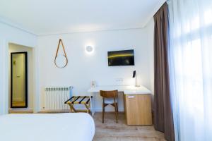 A bed or beds in a room at Hospedium Hotel Cañitas Maite Gastronómico