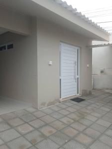 an empty room with a door and a tile floor at Residência completa e com garagem in Garanhuns