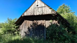 an old wooden barn with its door open at Gästehaus IWANESTAL in Eibesthal +2 photos