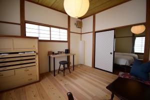 ein Zimmer mit einem Schlafzimmer mit Bett und Schreibtisch in der Unterkunft Otowa音和 in Kijimadaira + 20 Fotos