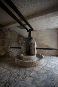 ein Steinzimmer mit einem Steintisch in einem Gebäude in der Unterkunft Dalmatian Stone House in Baška Voda